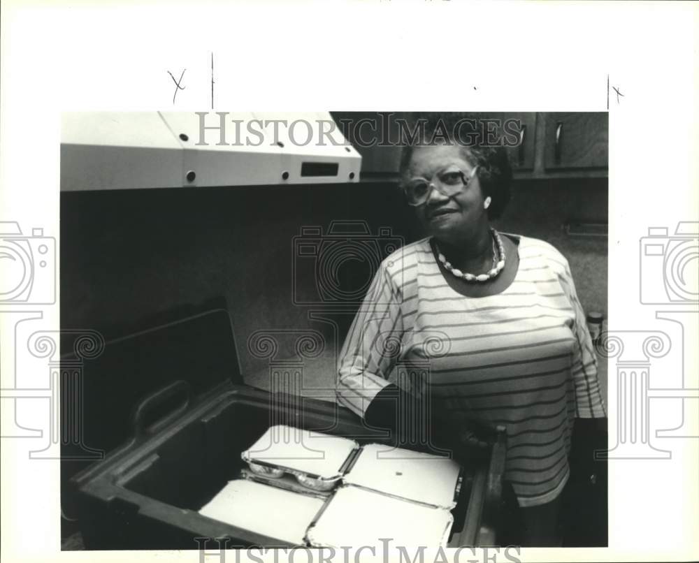 1991 Press Photo Emma Steptet at center shows hot meals she delivers - noc34140- Historic Images