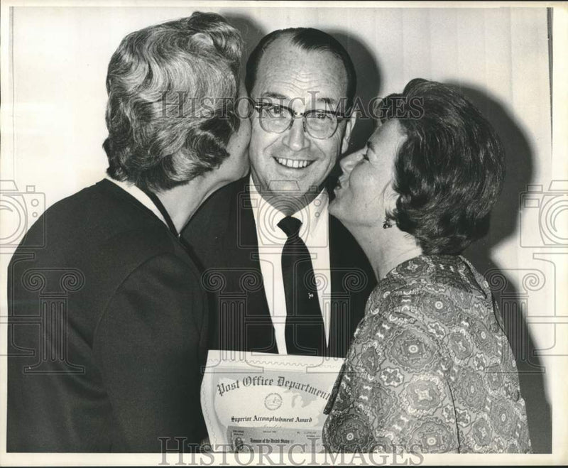 Load image into Gallery viewer, 1967 Press Photo Mrs. Logan &amp; Claire Kloor secretaries to Chief Postal Inspector
