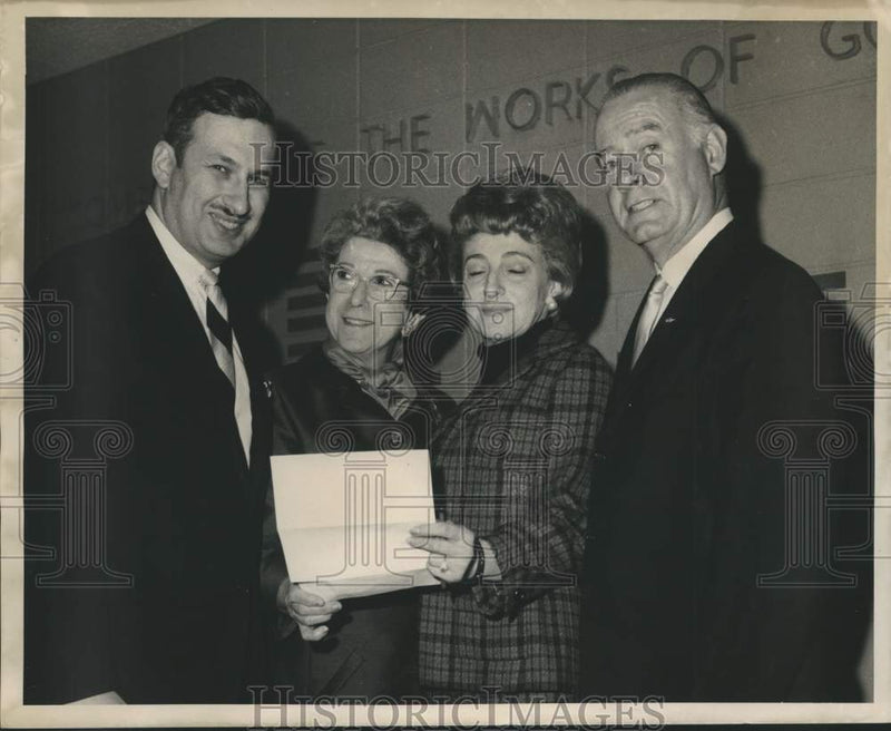 Load image into Gallery viewer, 1969 Press Photo Rabbi Rakouitz with Guests at Jewish Memorial Service at Center
