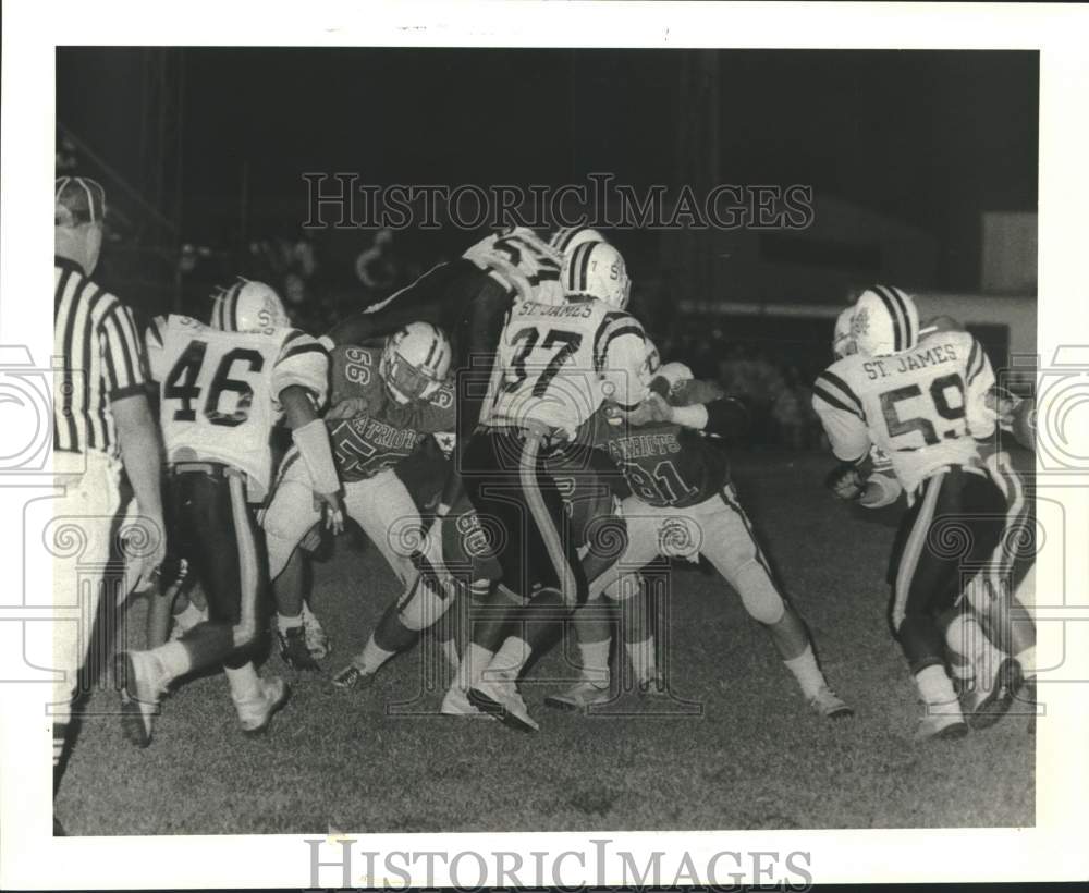 1987 Press Photo Saint James High School Football Players in Game with Patriots- Historic Images