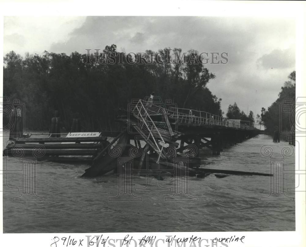 1994 Press Photo St. Bernard Parish water intake struck by barge - noc34358- Historic Images