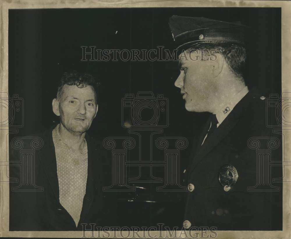 1963 Press Photo Gigi&#39;s Lounge owner A.V. Owens talks with Patrolman Thomson