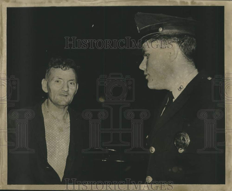 Load image into Gallery viewer, 1963 Press Photo Gigi's Lounge owner A.V. Owens talks with Patrolman Thomson
