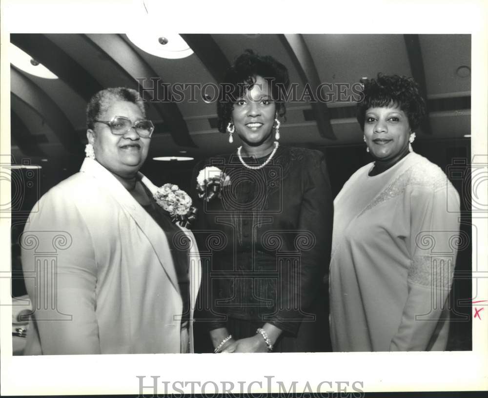 1995 Press Photo Agreta Patterson and other university women attend Gala lunch