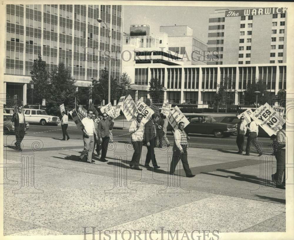 1969 Press Photo Patrolman&#39;s Association of New Orleans members picketing