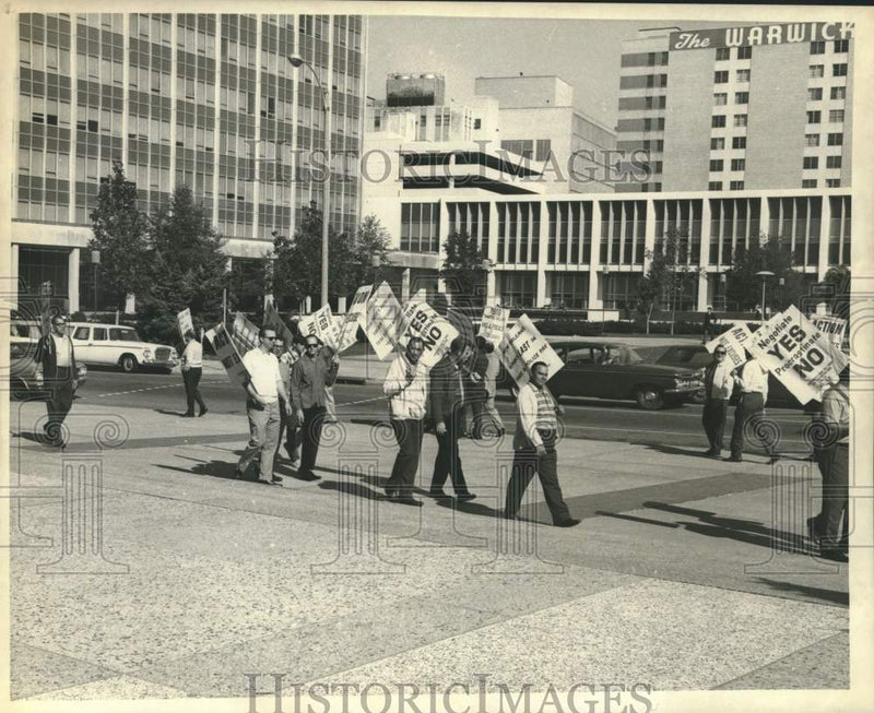 Load image into Gallery viewer, 1969 Press Photo Patrolman's Association of New Orleans members picketing
