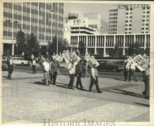 1969 Press Photo Patrolman's Association of New Orleans members picketing