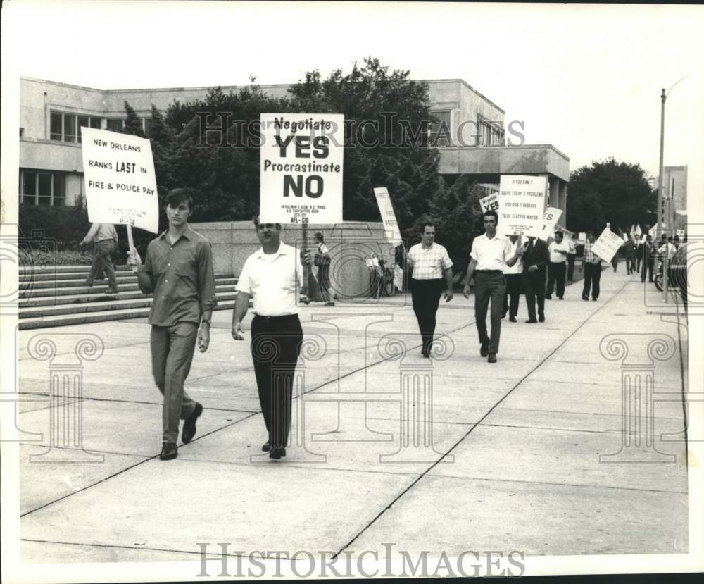1969 Press Photo Patrolman's Association of New Orleans members picketing.