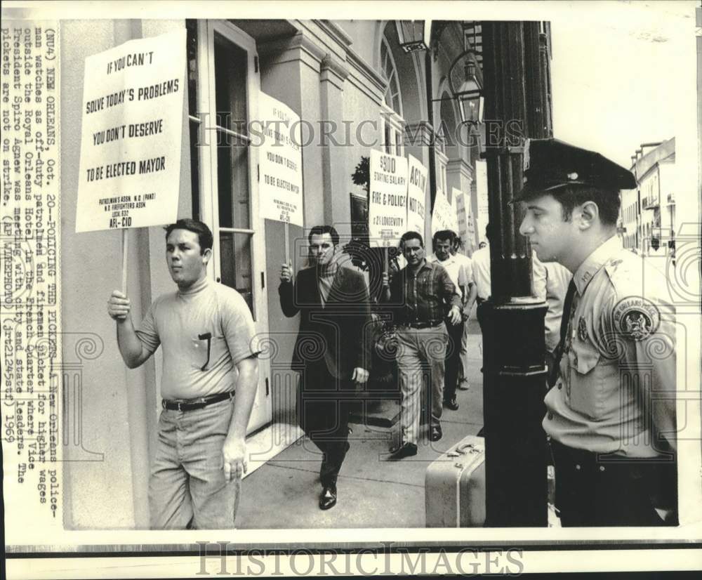 1969 Press Photo New Orleans policeman watches protesters at Royal Orleans Hotel