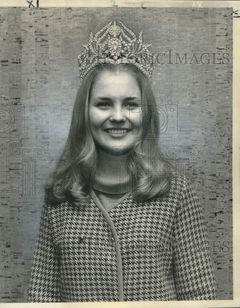 1969 Press Photo Della Roberts selected Sugar Bowl Queen in the Rault Building