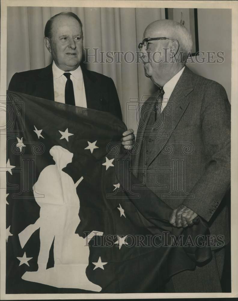 Load image into Gallery viewer, 1959 Press Photo New Orleans customs receives savings bond award - noc34600
