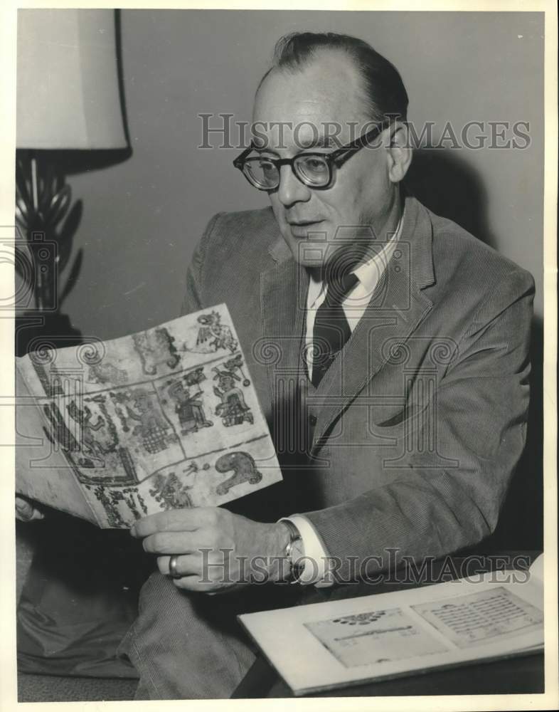 1966 Press Photo Dr. Donald R. Robertson views pamphlet - noc34713