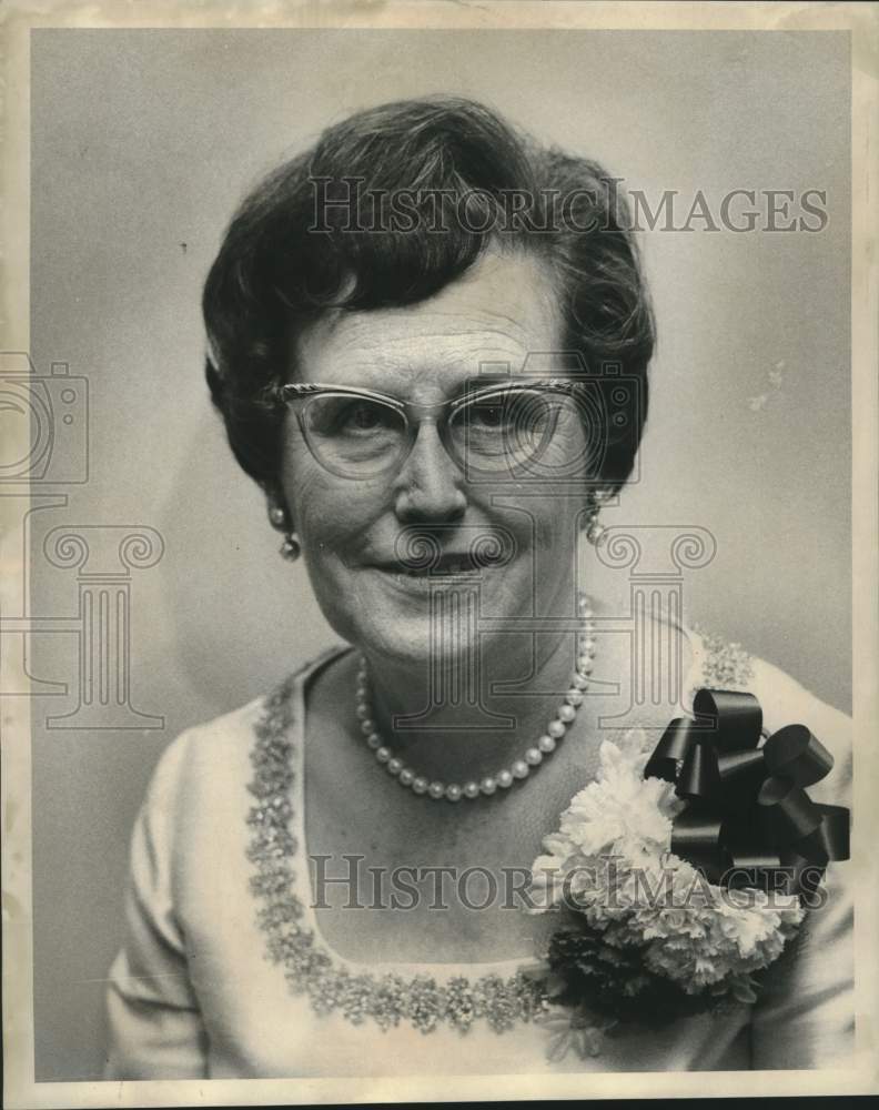 Load image into Gallery viewer, 1969 Press Photo Nathalie Baham received the Schedler Loving Cup by Credit Women
