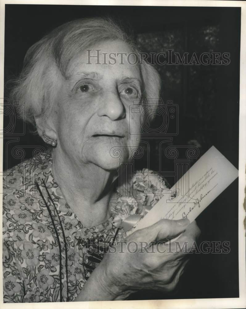 1968 Press Photo 100 year old Mrs. Ray Reinach with congrats from the president- Historic Images