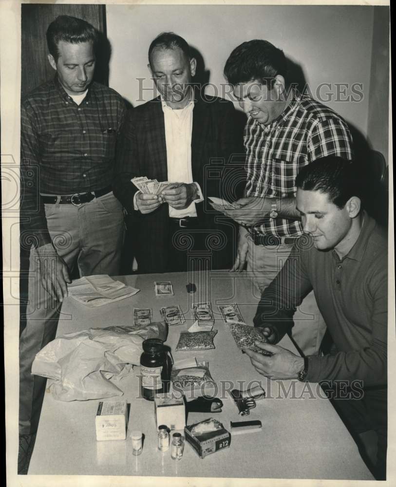 1967 Press Photo Lt. Donald Reed and detectives display narcotics roundup items
