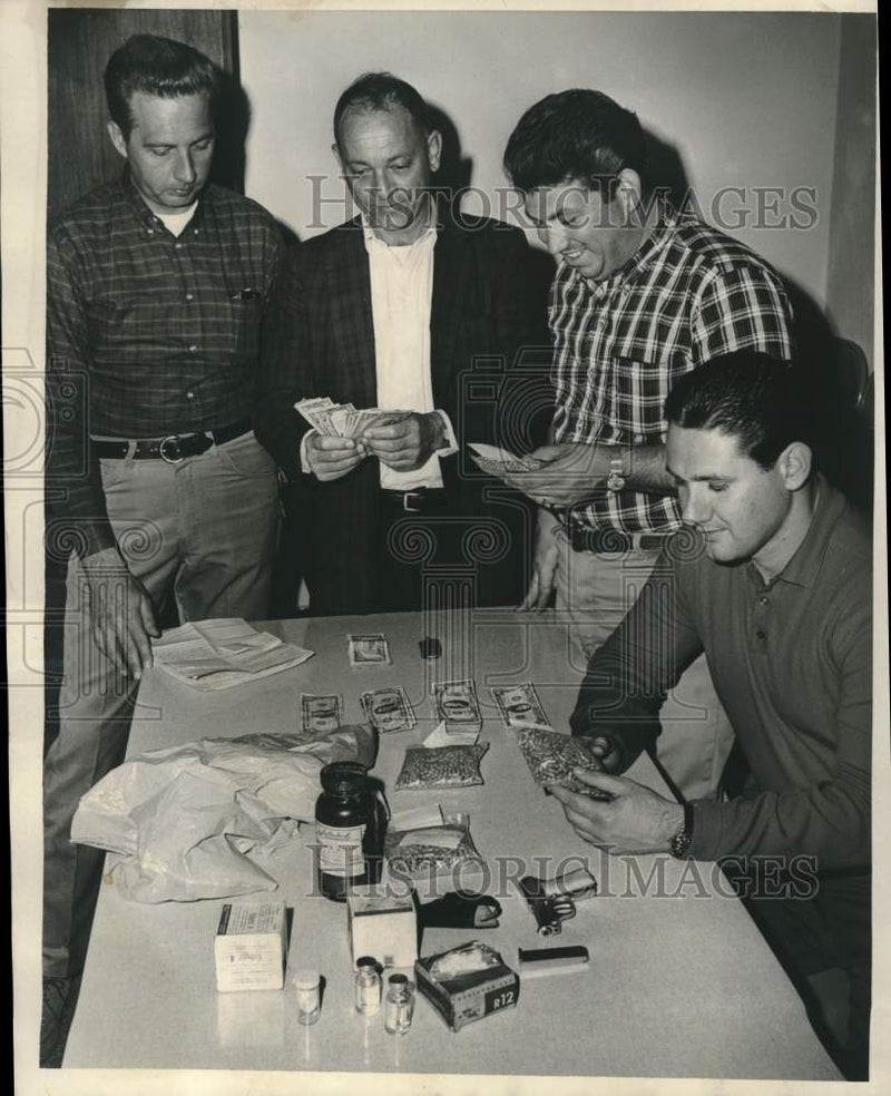 Load image into Gallery viewer, 1967 Press Photo Lt. Donald Reed and detectives display narcotics roundup items
