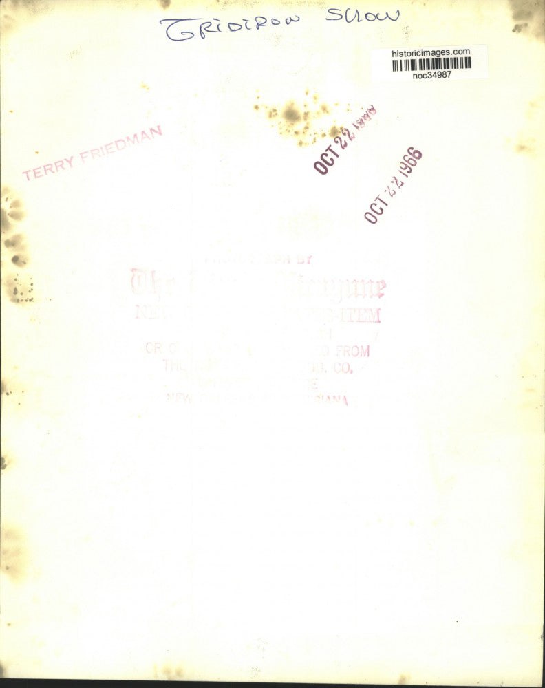 1966 Press Photo Girls hold signs at Gridiron Show - noc34987