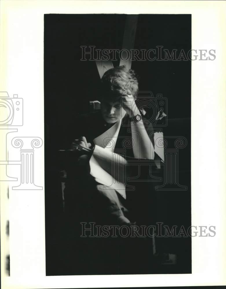 Load image into Gallery viewer, 1989 Press Photo Bill Rauch, director of Cornerstone Theater works on script
