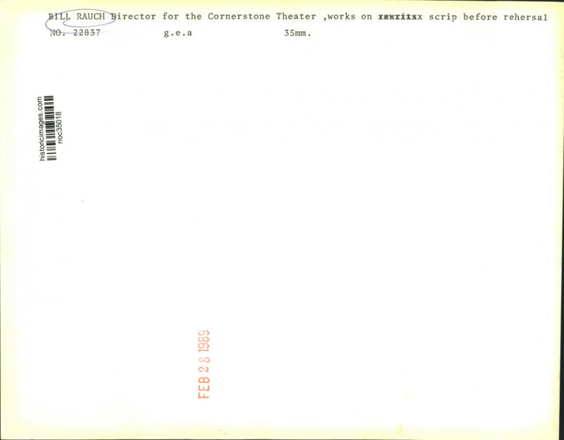 Load image into Gallery viewer, 1989 Press Photo Bill Rauch, director of Cornerstone Theater works on script
