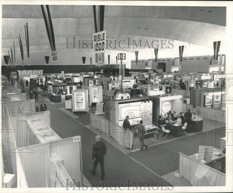 Load image into Gallery viewer, 1969 Press Photo Rivergate conventioneers and visitors. - noc35237

