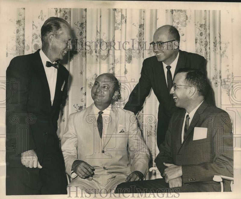 Load image into Gallery viewer, 1962 Press Photo Accountants meeting at Fontainebleau Motel - noc35272
