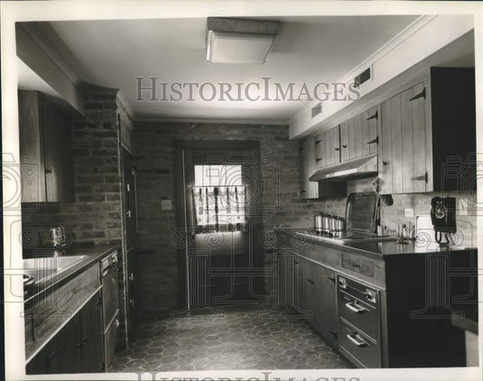 1962 Press Photo The kitchen in Mrs. Randolph Roane's house. - noc35376