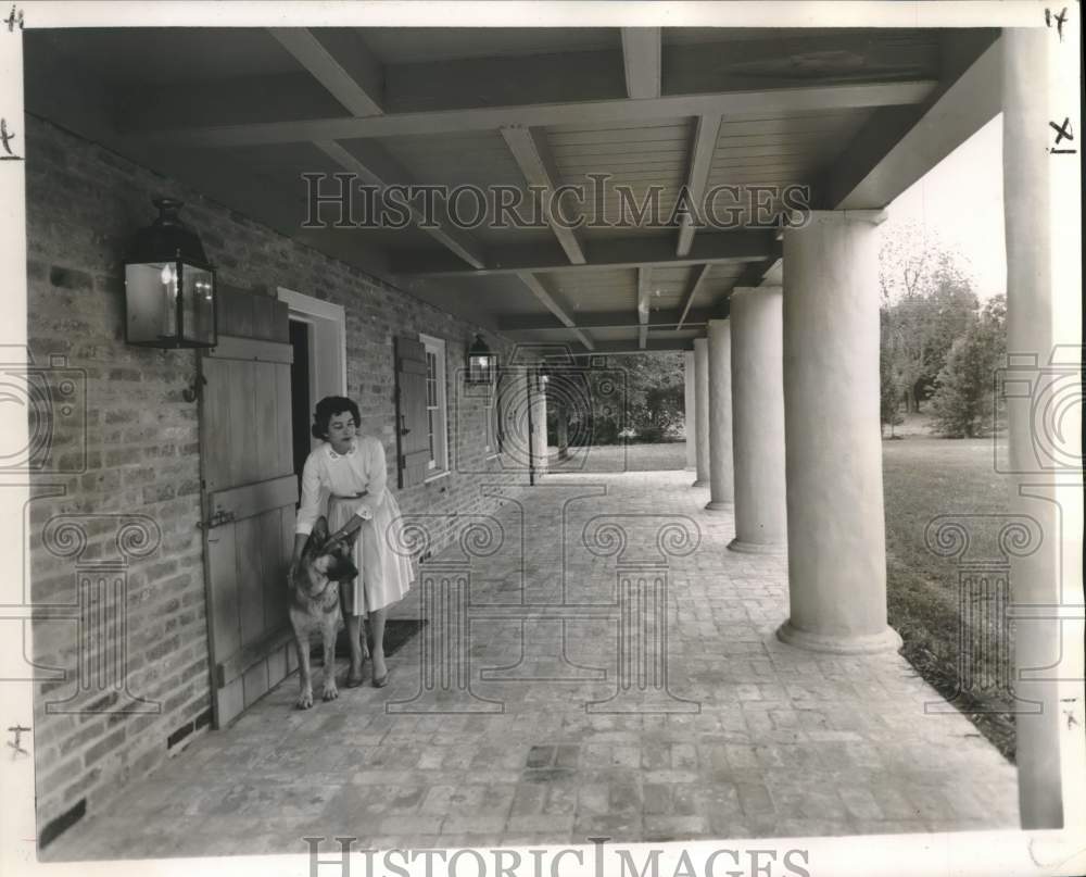 1962 Press Photo Peggy Roane and &quot;Mike&quot; stand at doorway of Randolph Roane house