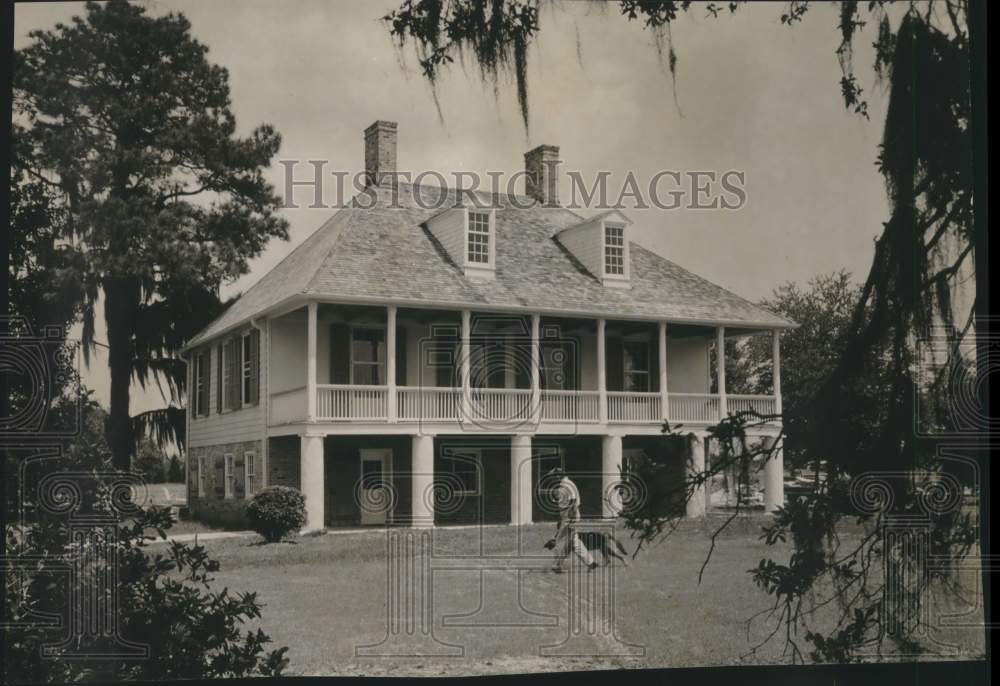 1962 Press Photo Randolph Roane and Mike stroll in front of the Randolph Home