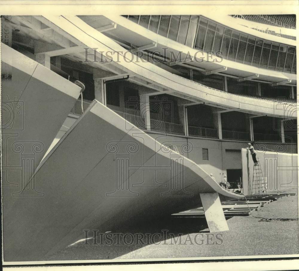 1974 Press Photo Steel Workers at Damaged Riverfront Stadium, Cincinnati- Historic Images