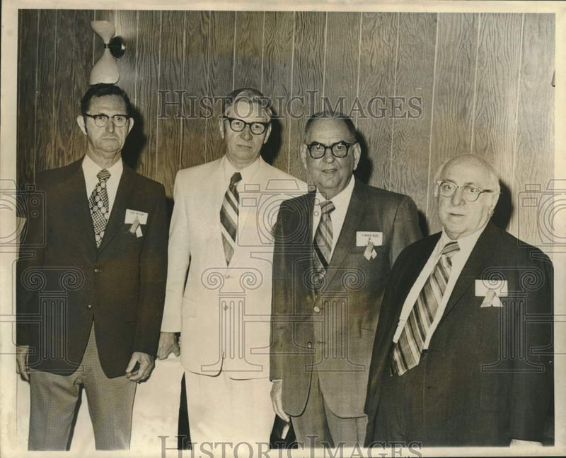 Load image into Gallery viewer, 1973 Press Photo Howard Reed and other 1924 Warren Easton class reunion guests
