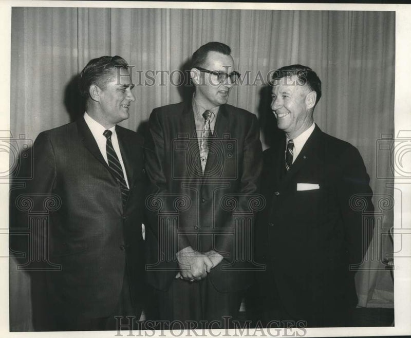 Load image into Gallery viewer, 1970 Press Photo Louisiana Petroleum Council - J.H. Brown and Other Members
