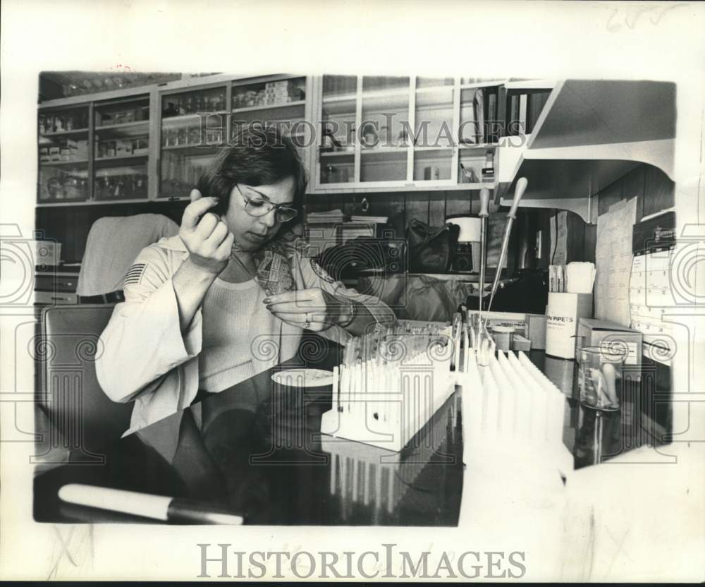 1975 Press Photo Jefferson Parish criminalist Linda Reel in laboratory