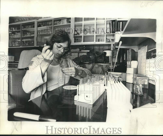 1975 Press Photo Jefferson Parish criminalist Linda Reel in laboratory