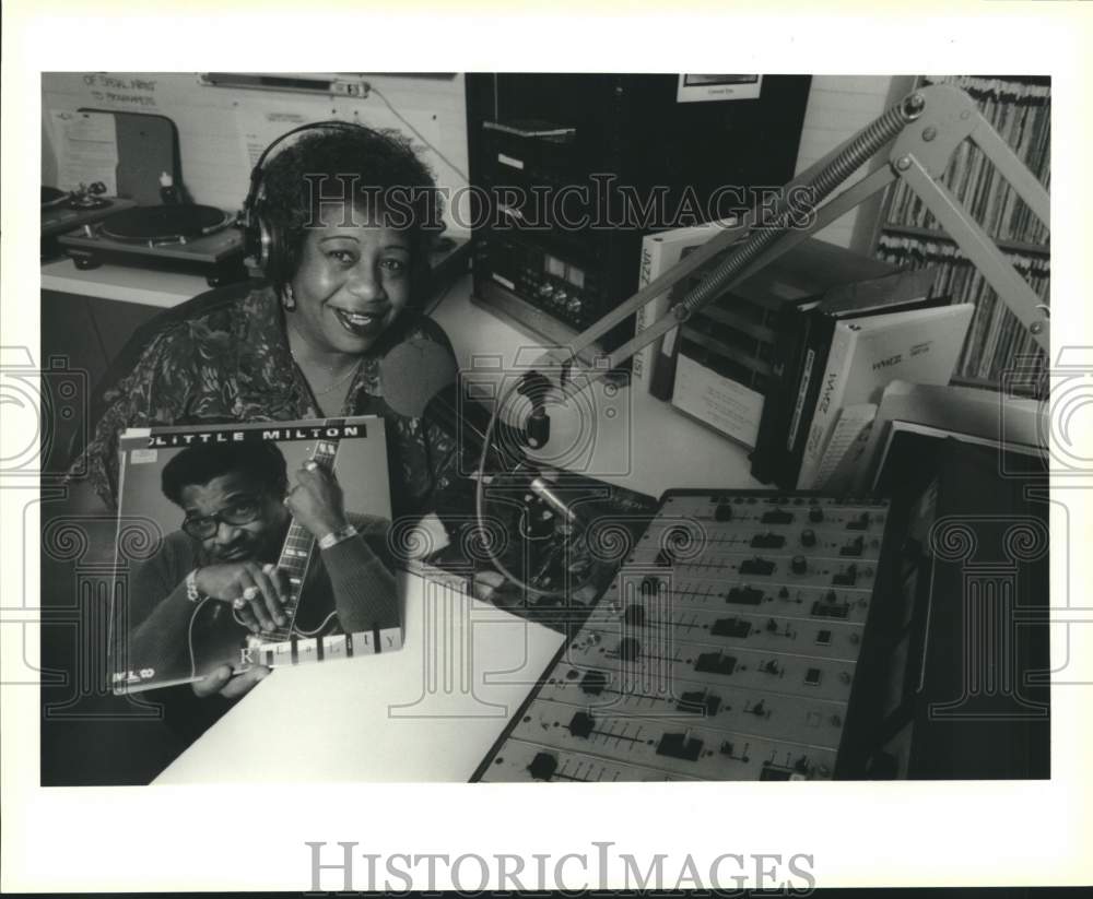 1991 Press Photo Ann Proctor, WWOZ Disc Jockey, at Community Radio Station