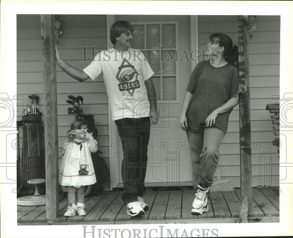 1993 Press Photo Robert, Deborah and Karen Prine stand on porch that Grace built- Historic Images