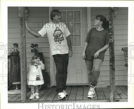 1993 Press Photo Robert, Deborah and Karen Prine stand on porch that Grace built- Historic Images