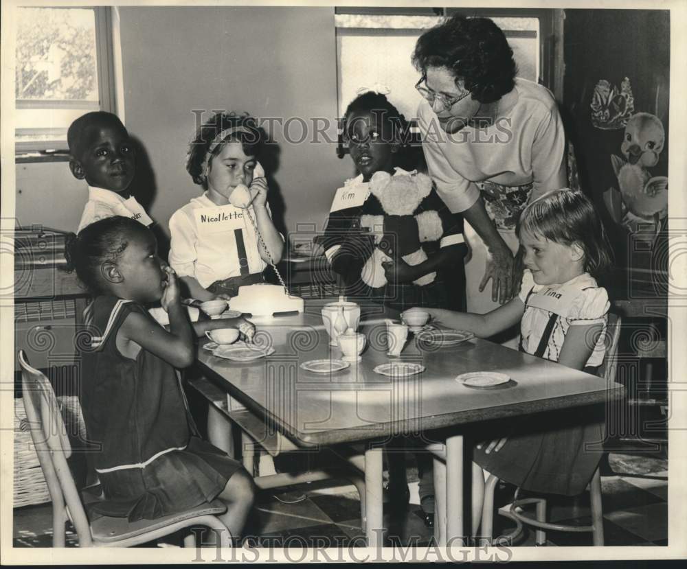 1967 Press Photo Project Pre-Kindergarten class with teacher and students