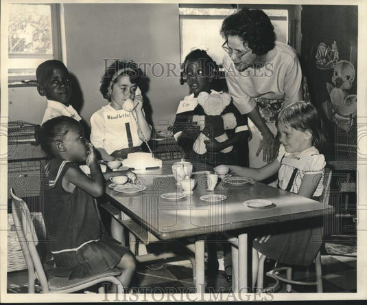 1967 Press Photo Project Pre-Kindergarten class with teacher and students