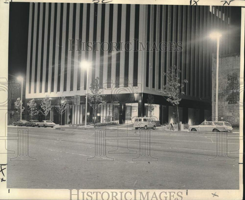 Load image into Gallery viewer, 1972 Press Photo Streetlights illuminate streets beneath Lykes Center at Poydras
