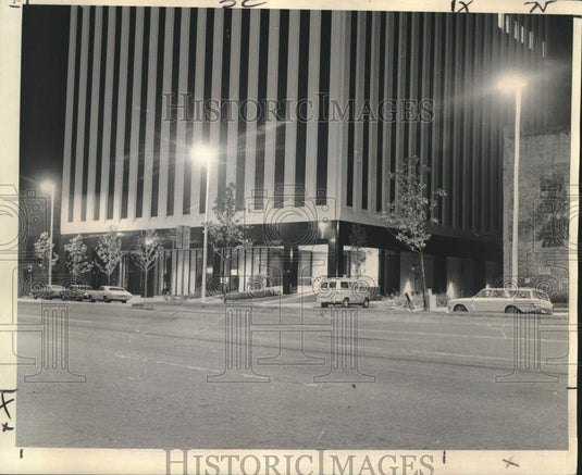 1972 Press Photo Streetlights illuminate streets beneath Lykes Center at Poydras