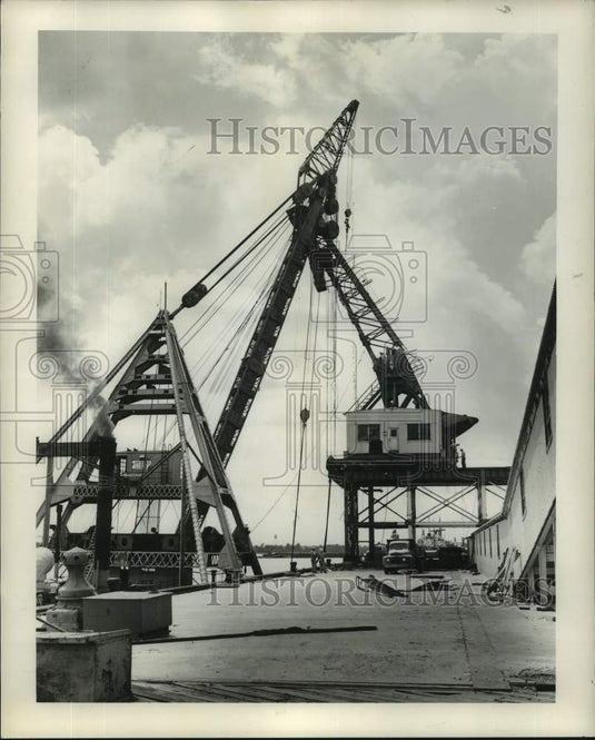 1953 Press Photo Huge crane in the Port of New Orleans puts a boom in place.- Historic Images