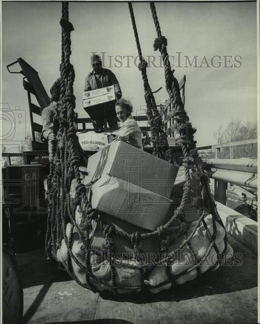1975 Press Photo Provisions for vessel Anette are offloaded on Westwego Wharf.- Historic Images
