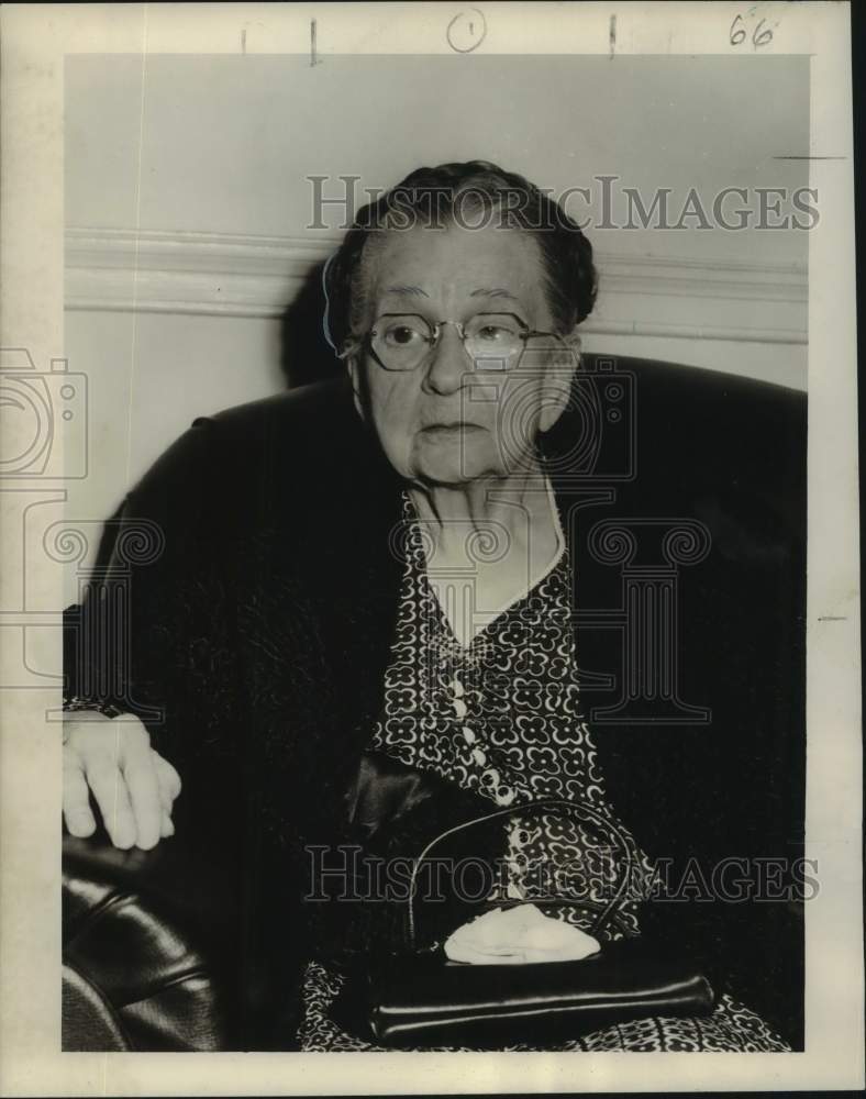 1954 Press Photo Mrs. Leo Samson testifying from wheelchair in murder case.