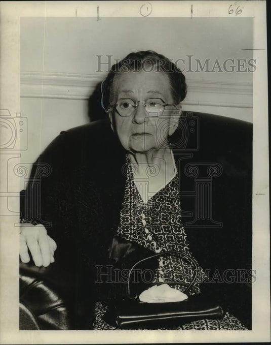 1954 Press Photo Mrs. Leo Samson testifying from wheelchair in murder case.