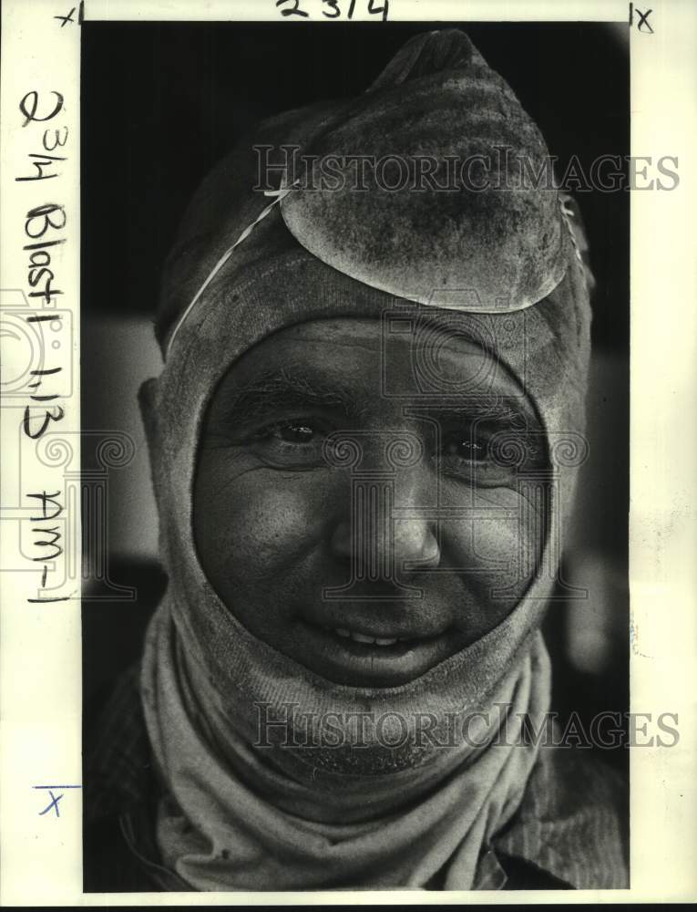 1983 Press Photo Sandblaster covers his head from dust and uses mask- Historic Images