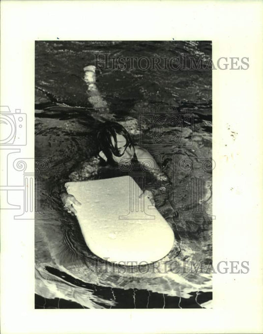 1988 Press Photo Nora Fatzer in Lynn Oaks School's Pool in Red Cross Lesson- Historic Images