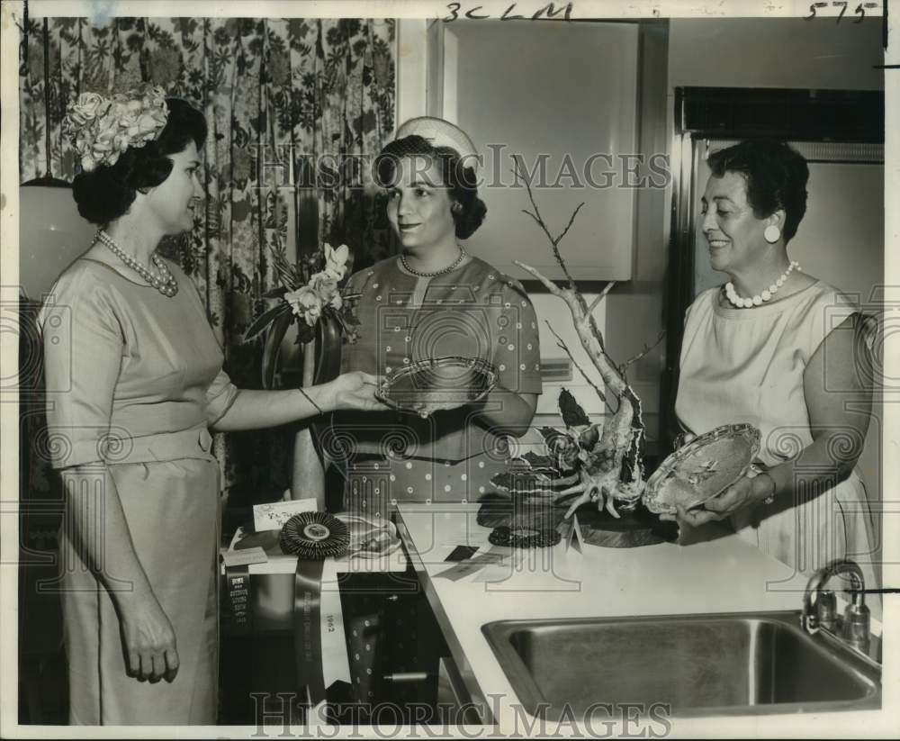 1962 Press Photo Mrs. Charles Schwalb Jr., company at Home & Outdoor Living Show