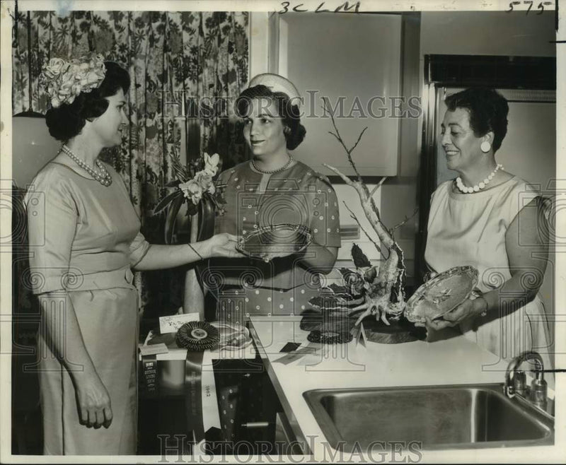 Load image into Gallery viewer, 1962 Press Photo Mrs. Charles Schwalb Jr., company at Home &amp; Outdoor Living Show
