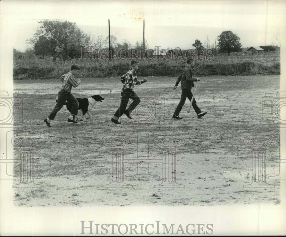 1961 Press Photo Young boys and dog playing in Sandersville, Mississippi
