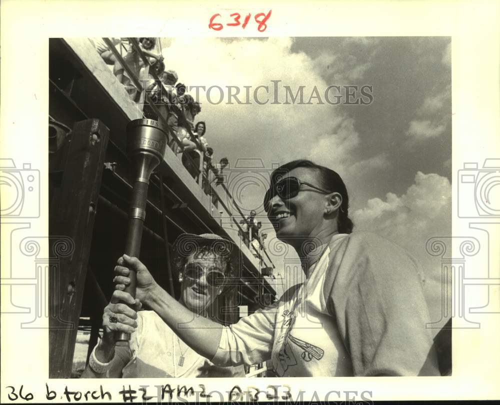 1985 Press Photo Rose Scott accepts Olympic torch from Par Pugh in Arabi.- Historic Images